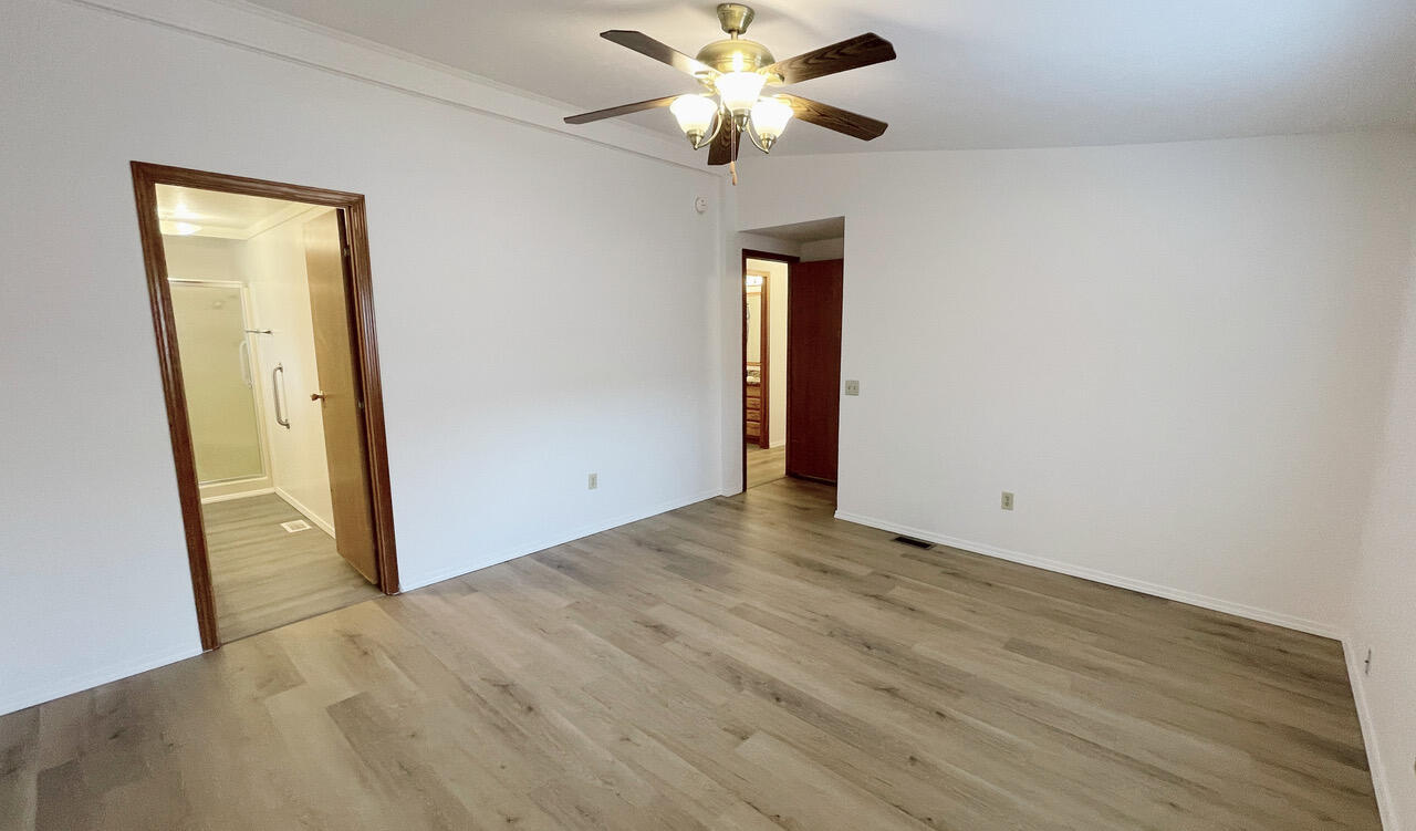 555 Freeman Road, Unit 60 Central Point, OR 97502 - Photo 5 of 24 interior
