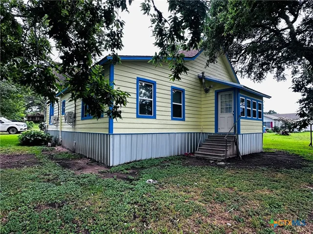 $199,000 | 317 Crittenden Street, Yoakum, TX 77995