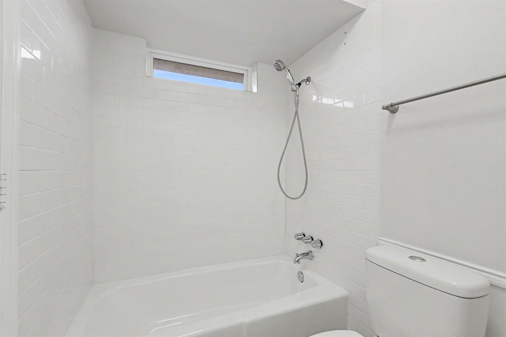 908 Thoreau Lane Allen, TX 75002 - Photo 23 of 31 a bathroom with a shower and a ceiling fan