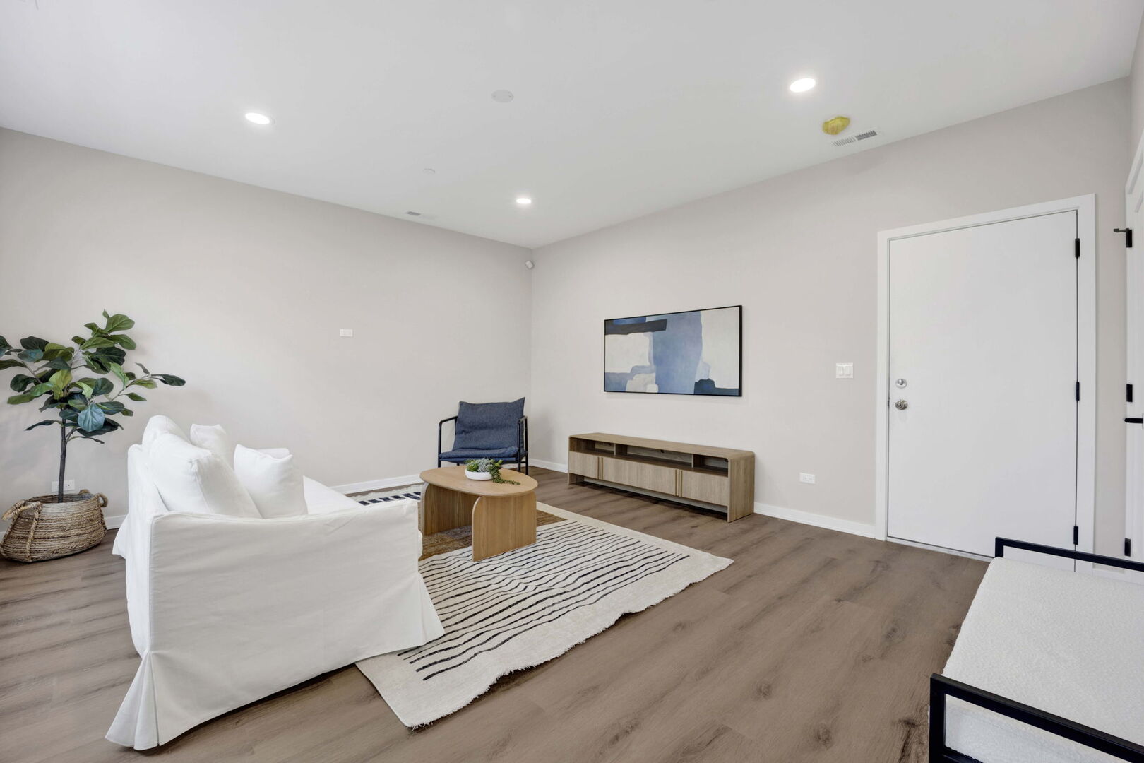 944 Beloit Avenue, Unit 2 Forest Park, IL 60130 - Photo 4 of 32 a living room with furniture