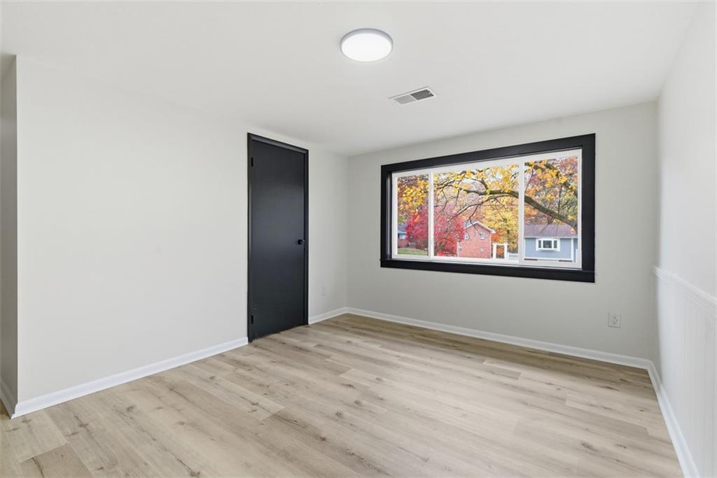 125 South Jamestown Road Coraopolis, PA 15108 - Photo 31 of 44 an empty room with window