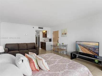 $179,900 | 19201 Collins Avenue, Unit 1109, Sunny Isles Beach, FL 33160