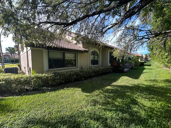 a view of a house with yard and plants