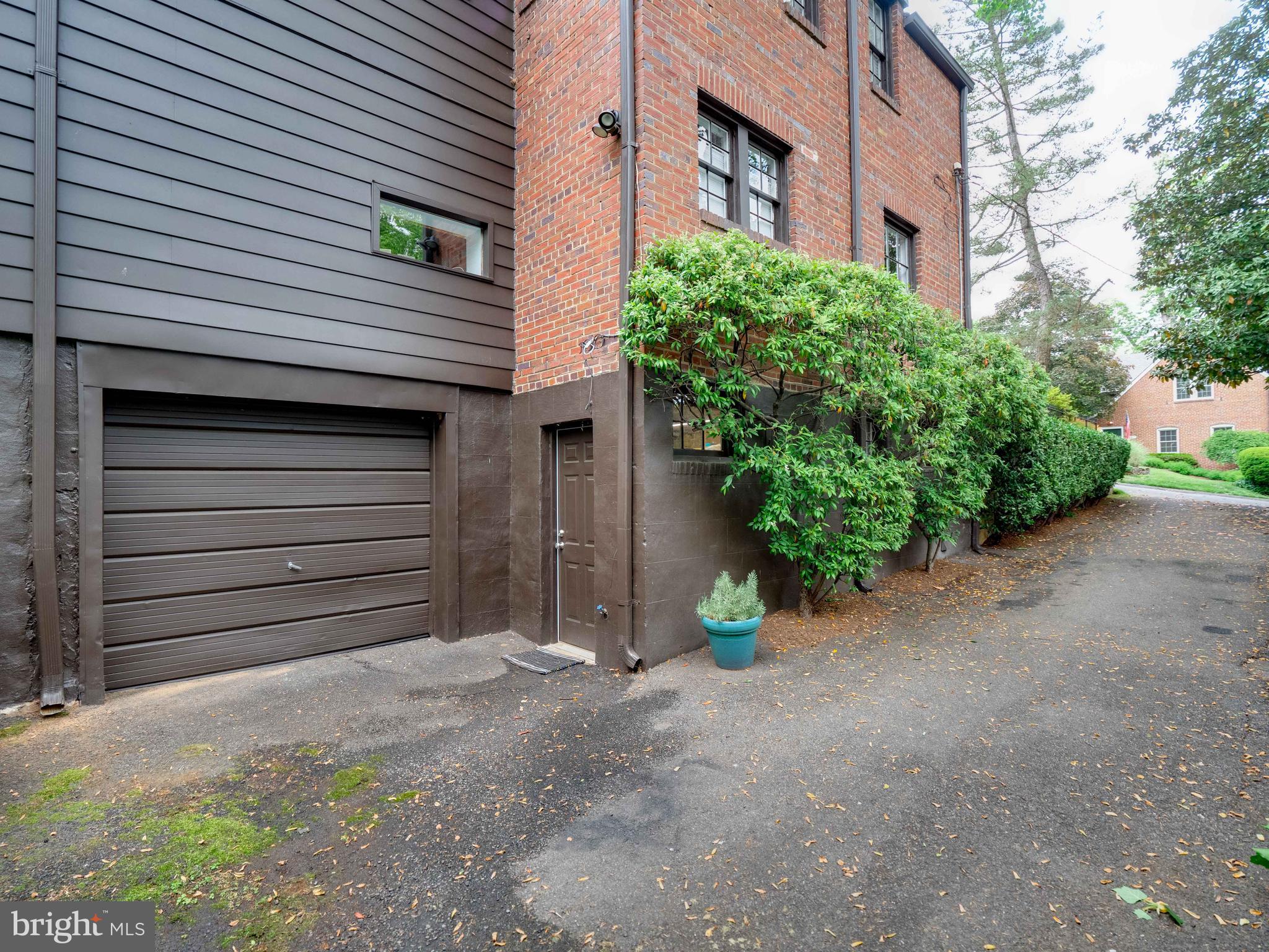 3820 Chesterbrook Road Arlington, VA 22207 - Photo 40 of 43 Rear side-load garage