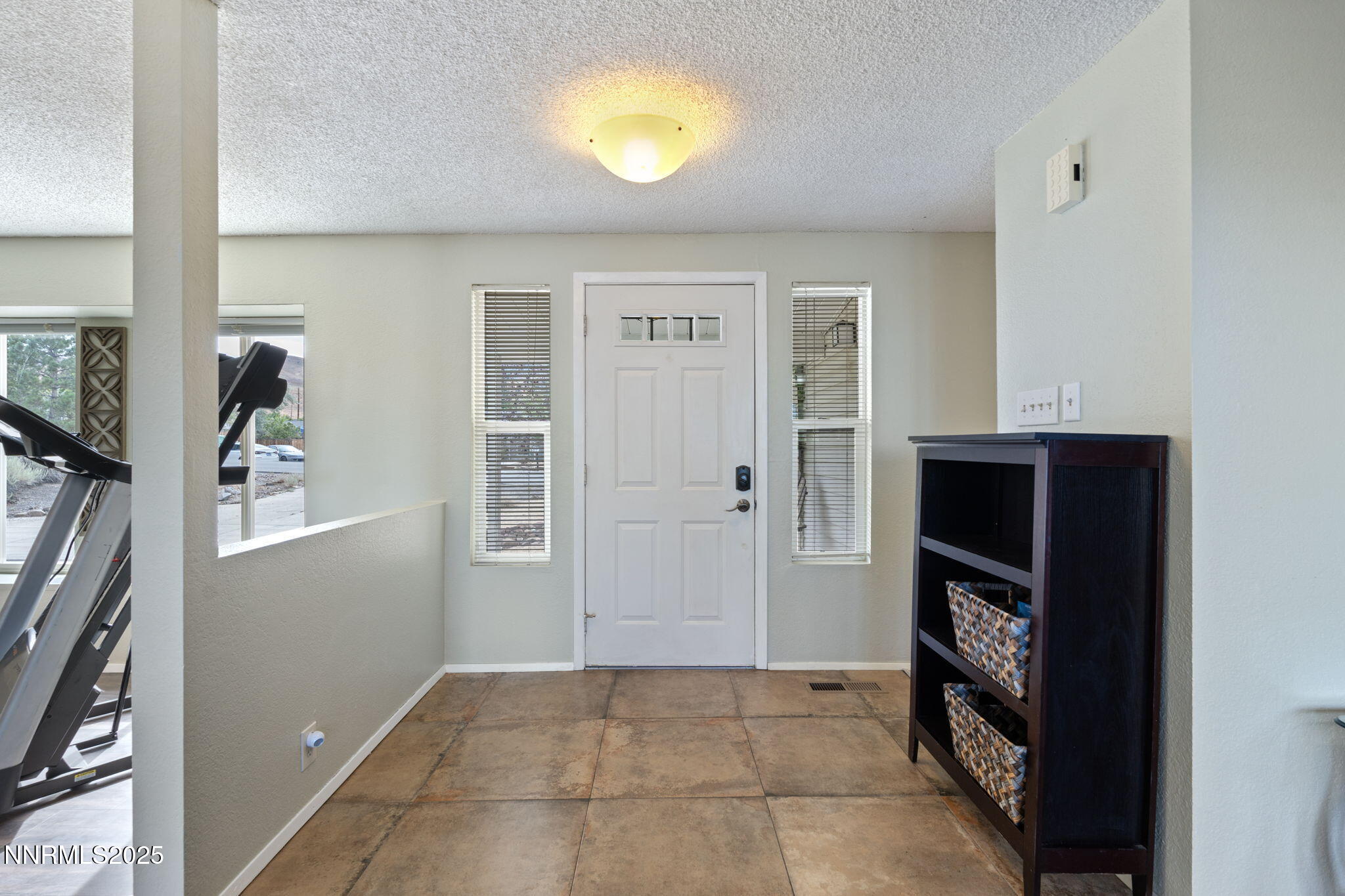2410 Seneca Drive Reno, NV 89506 - Photo 5 of 32 Entry
