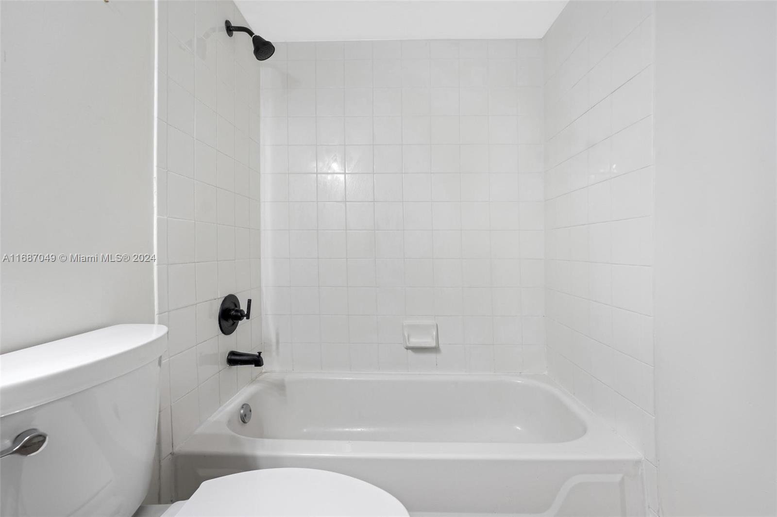 2351 Douglas Road, Unit 504 Miami, FL 33145 - Photo 31 of 41 a bathroom with a bathtub and toilet