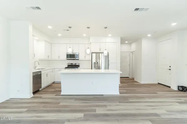 $3,975 | 611 Winchester Drive, Oxnard, CA 93036