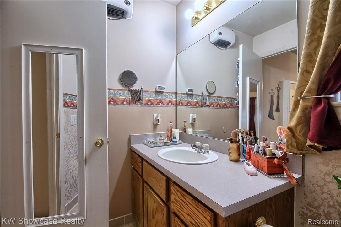 3380 Riverside Drive Canton, MI 48188 - Photo 19 of 31 Master_Bathroom.jpg