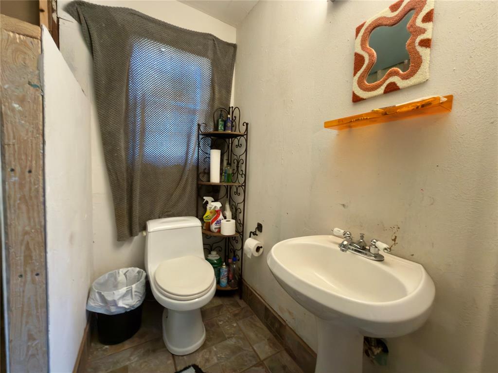 1544 Stainback Road Red Oak, TX 75154 - Photo 32 of 40 Bathroom in studio