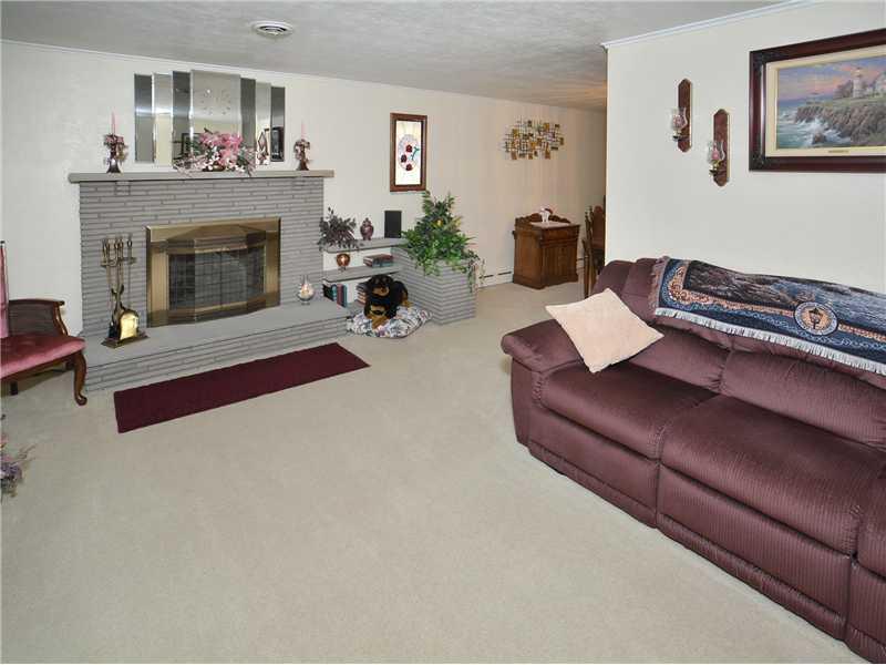 14025 Ridge Road North Huntingdon, PA 15642 - Photo 3 of 20 Living Room.