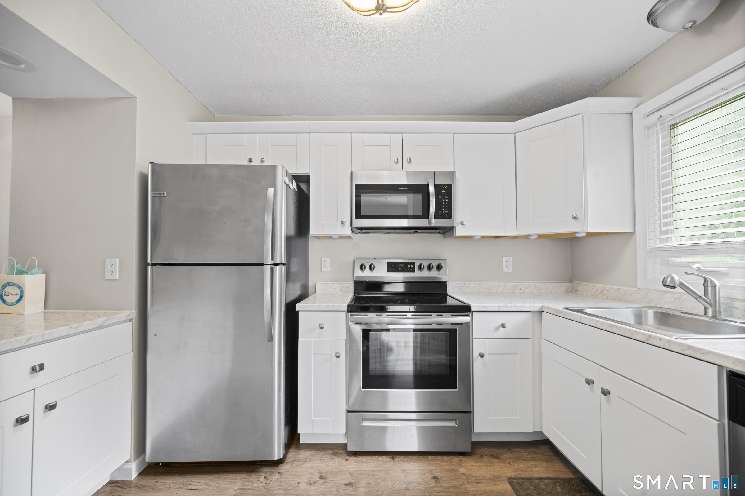102 Oak Ridge Drive, Unit 102 Windsor Locks, CT 06096 - Photo 2 of 32