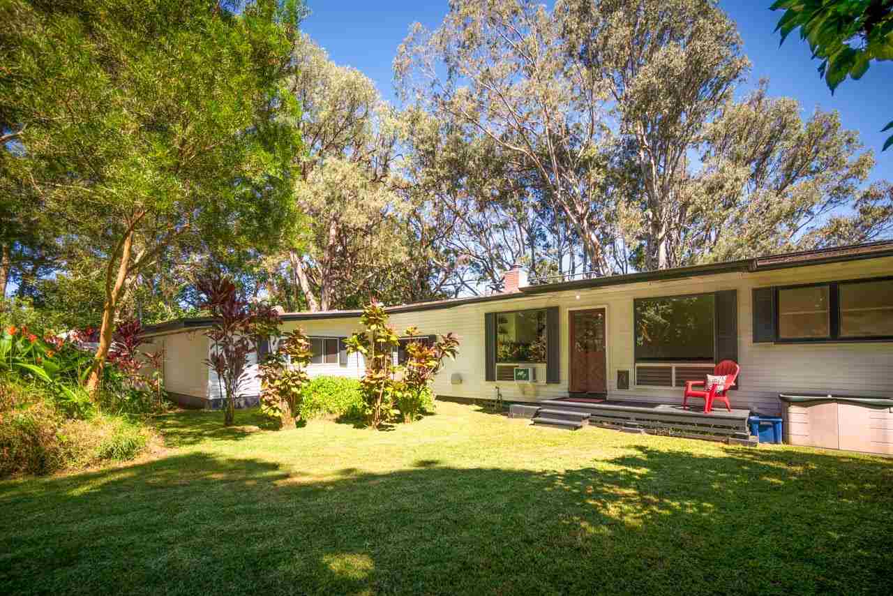 a view of a house with back yard