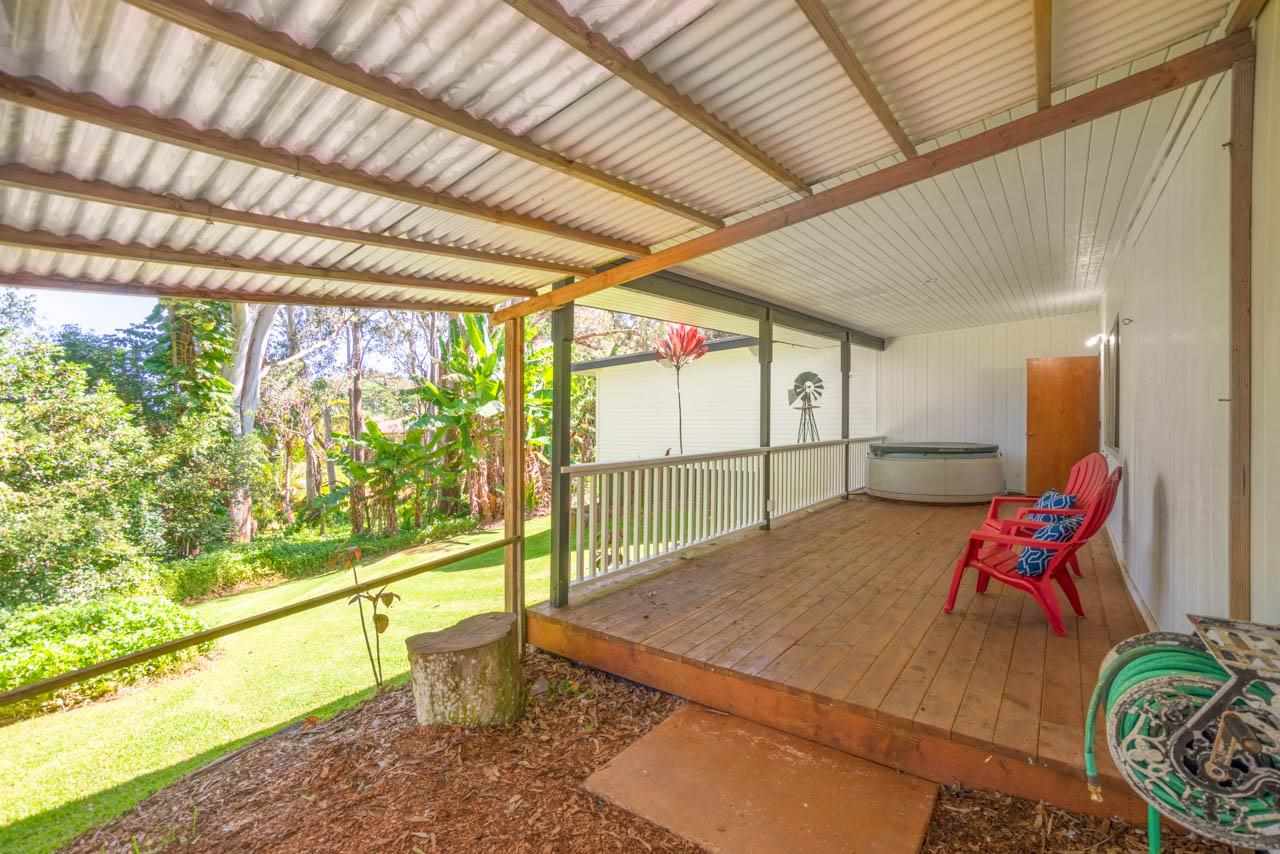 373 Ulumalu Road Haiku, HI 96708 - Photo 27 of 30 a very nice looking room with a large window