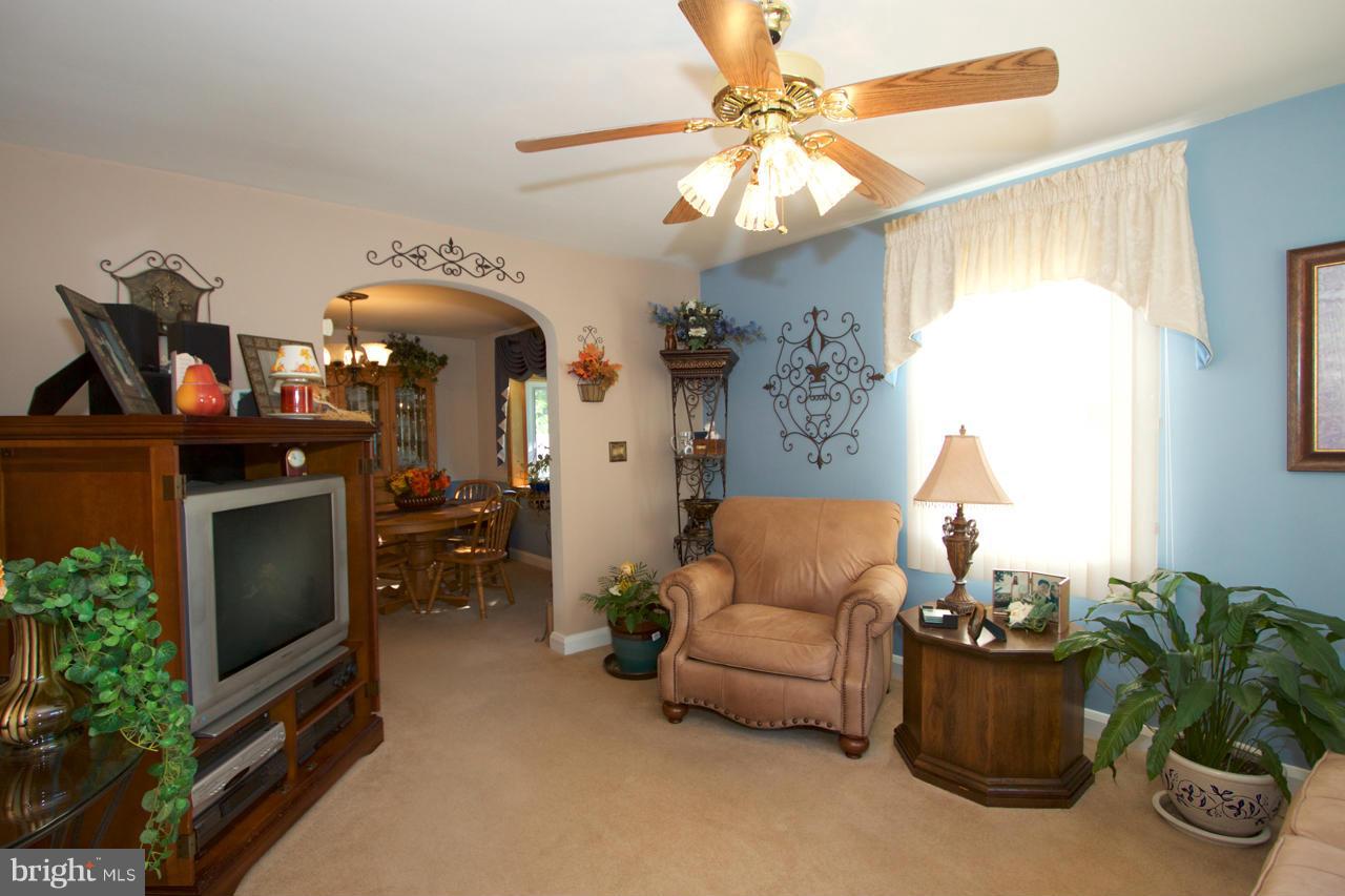 3334 Garnet Road Baltimore, MD 21234 - Photo 5 of 30 Living Room