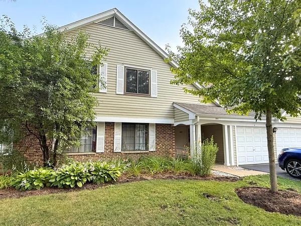 $2,300 | 941 Yosemite Trail, Unit C7, Roselle, IL 60172
