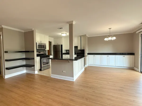 $2,300 | 941 Yosemite Trail, Unit C7, Roselle, IL 60172