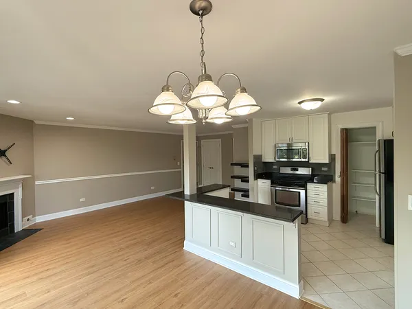 $2,300 | 941 Yosemite Trail, Unit C7, Roselle, IL 60172