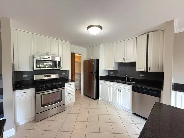 $2,300 | 941 Yosemite Trail, Unit C7, Roselle, IL 60172