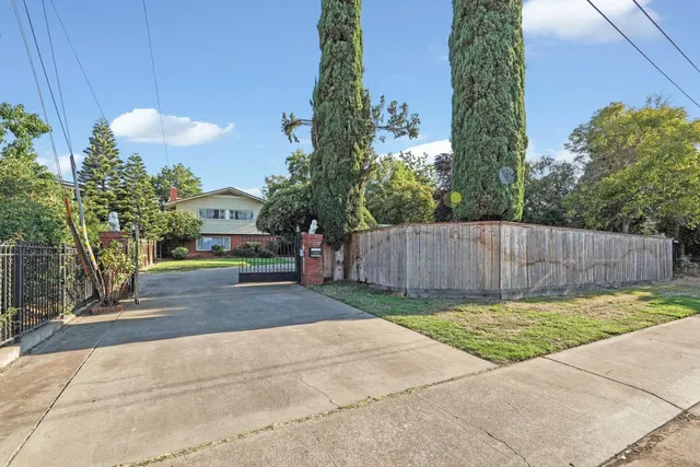a view of a backyard