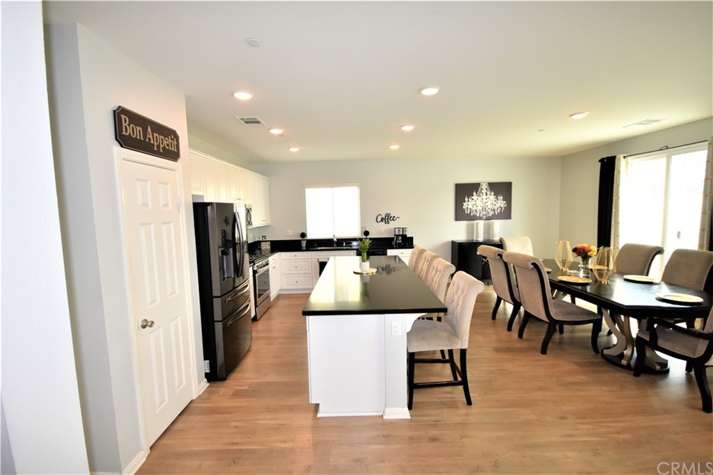 581 Poo'ish Avenue San Jacinto, CA 92582 - Photo 14 of 32 a view of a dining room with furniture