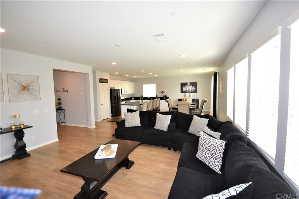 581 Poo'ish Avenue San Jacinto, CA 92582 - Photo 10 of 32 a living room with furniture and a table