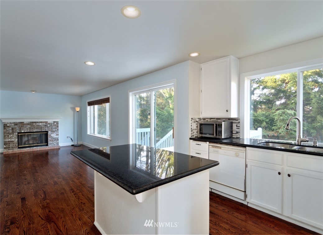 16044 Southeast 170th Court Renton, WA 98058 - Photo 2 of 11 Gallery Image 2