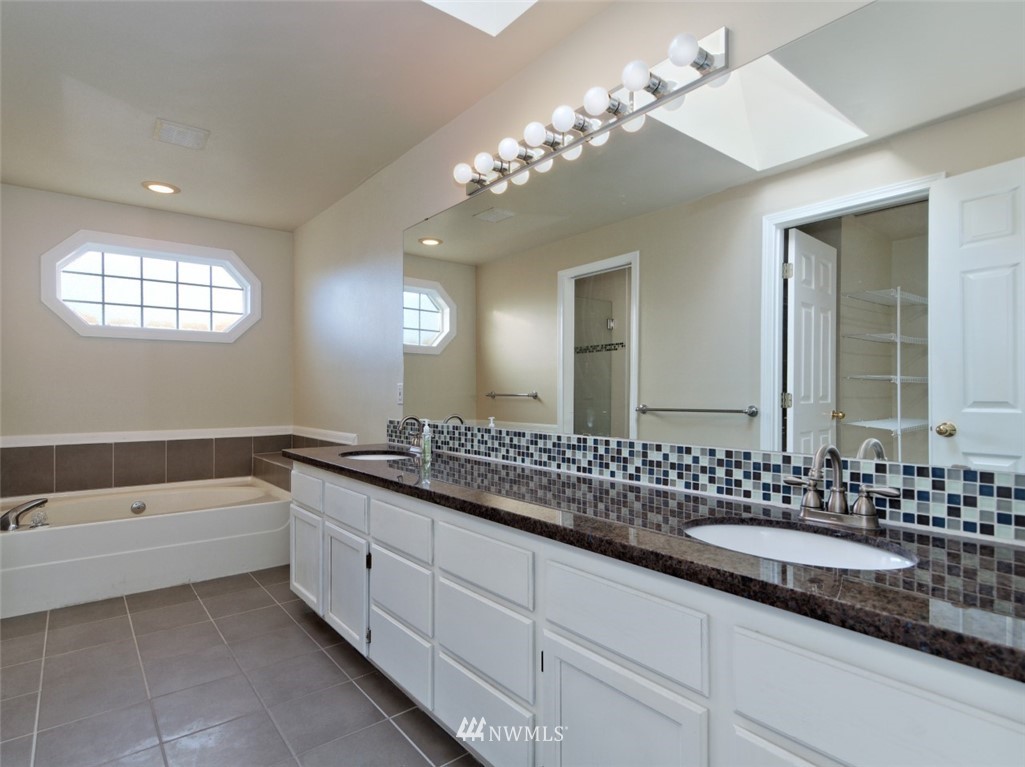 16044 Southeast 170th Court Renton, WA 98058 - Photo 5 of 11 Gallery Image 5