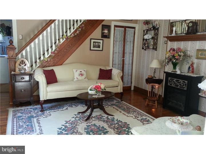 677 Mount Road Aston, PA 19014 - Photo 3 of 21 Living Room