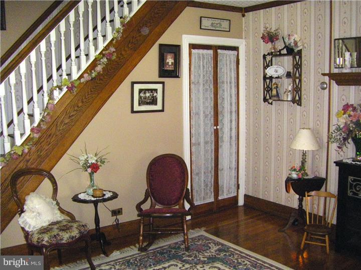 677 Mount Road Aston, PA 19014 - Photo 4 of 21 Living Room
