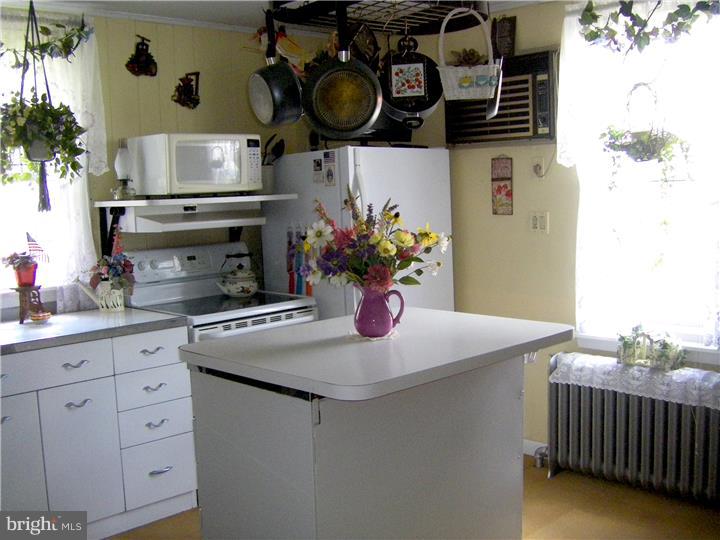 677 Mount Road Aston, PA 19014 - Photo 5 of 21 Kitchen