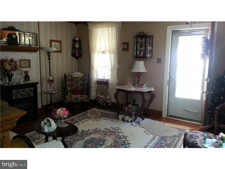 677 Mount Road Aston, PA 19014 - Photo 6 of 21 Living Room