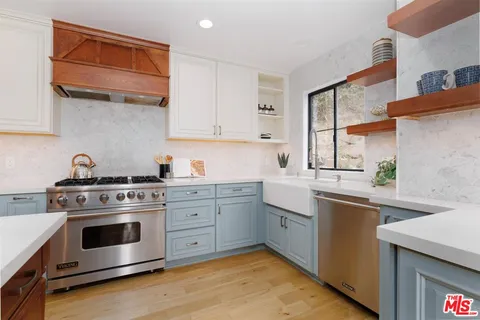 $2,595,000 | 2101 Tondolea Lane, La Canada Flintridge, CA 91011