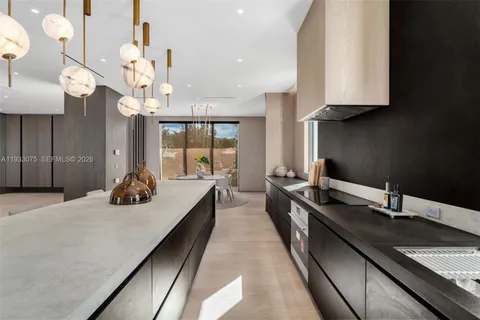 a large kitchen with kitchen island a large island in it
