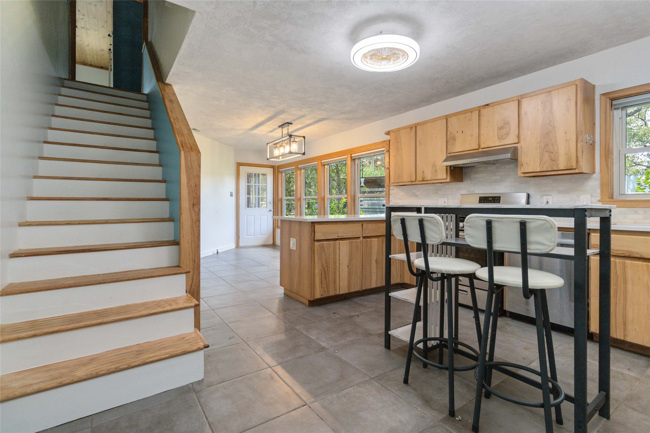 180 Ironstone Road Smithville, TX 78957 - Photo 27 of 37 a open kitchen with a table and chairs in it