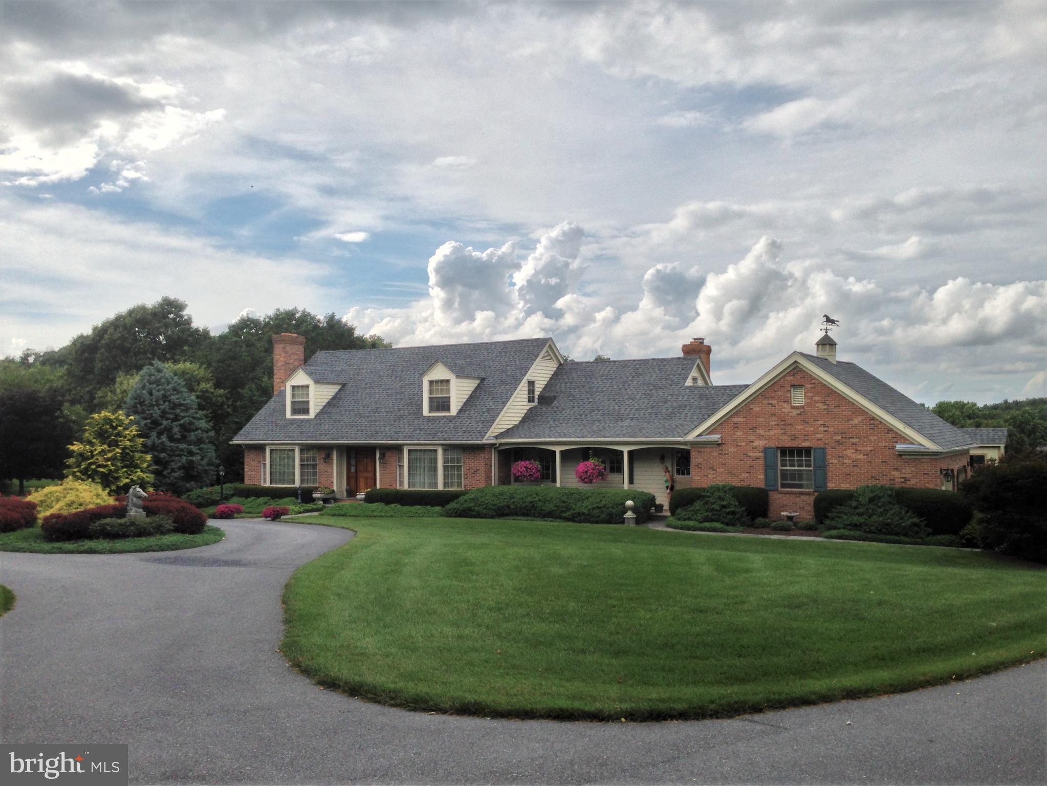 Stunning Equestrian Horse Property on 10 ac