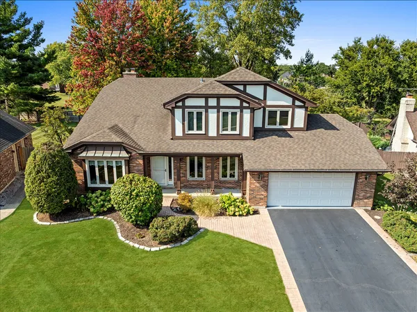 $800,000 | 2S534 Danbury Drive, Glen Ellyn, IL 60137
