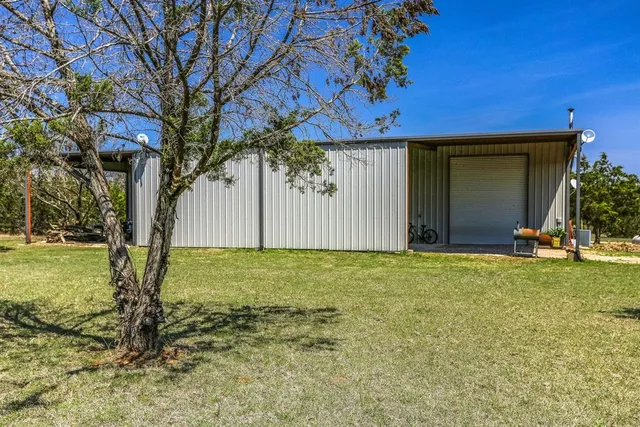 a view of a backyard