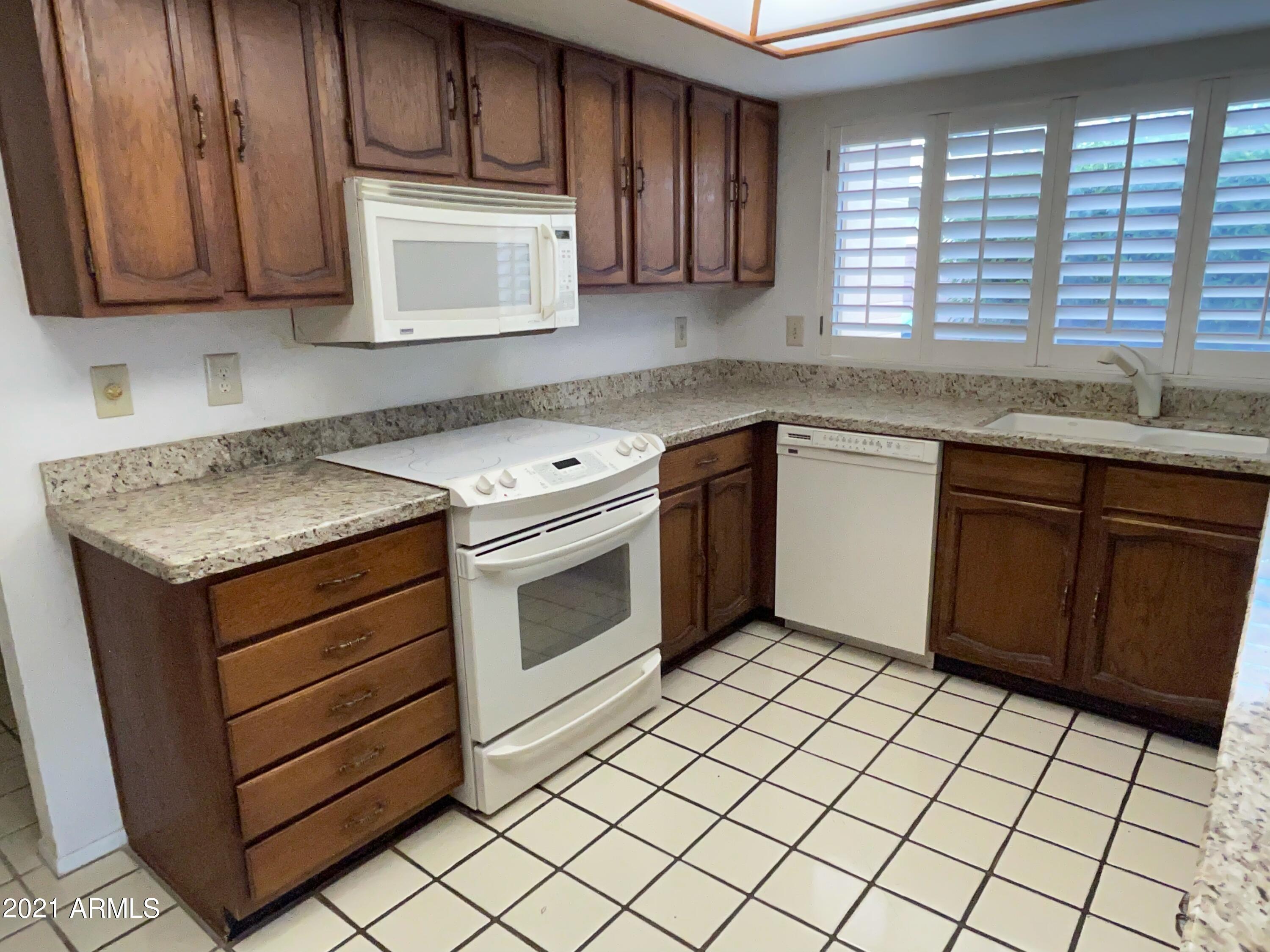 2461 West Hearn Road Phoenix, AZ 85023 - Photo 11 of 26 Kitchen