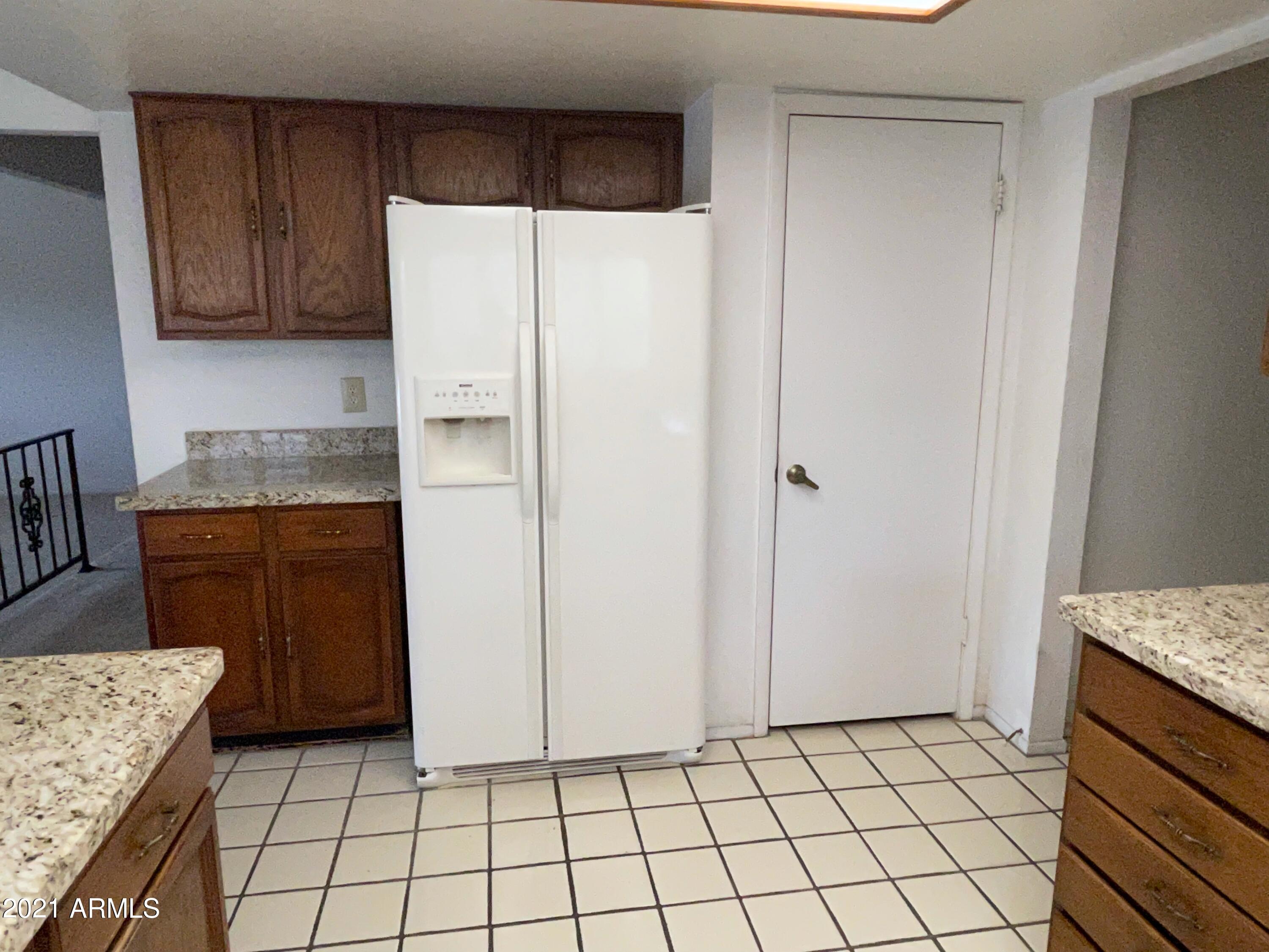 2461 West Hearn Road Phoenix, AZ 85023 - Photo 13 of 26 Kitchen/Pantry