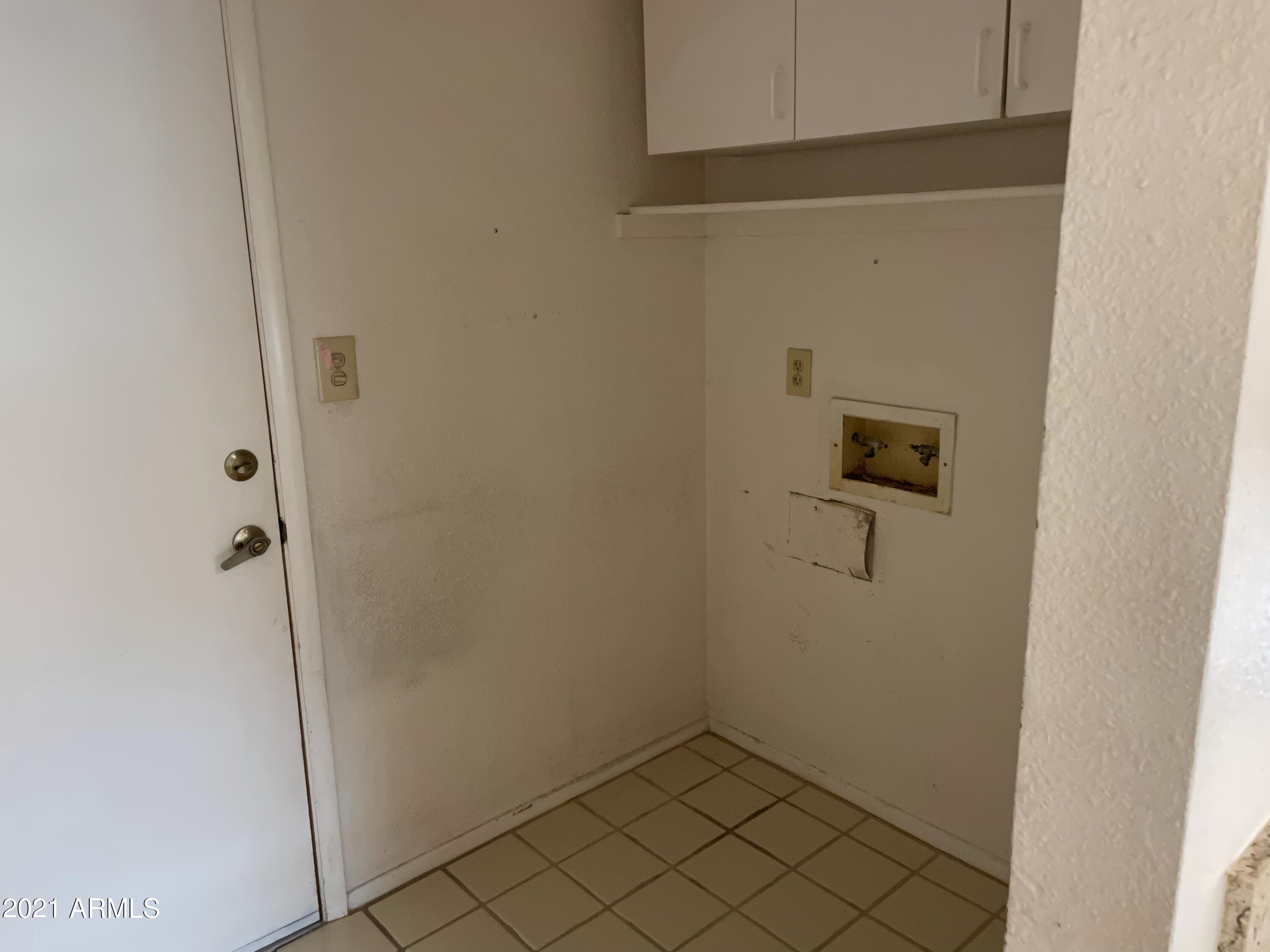 2461 West Hearn Road Phoenix, AZ 85023 - Photo 16 of 26 Laundry to Garage