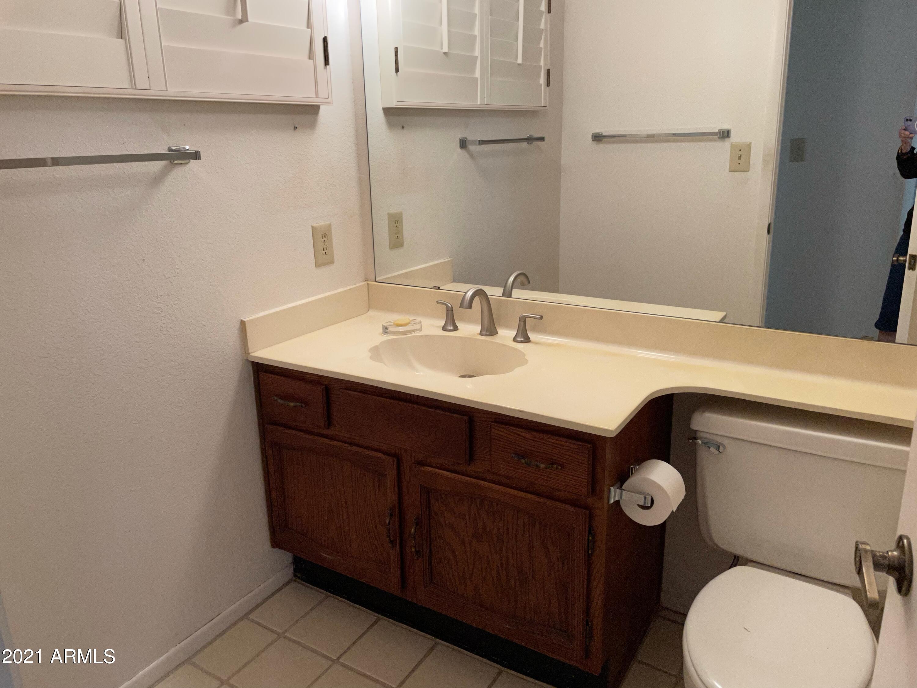 2461 West Hearn Road Phoenix, AZ 85023 - Photo 23 of 26 Full Hall Bath