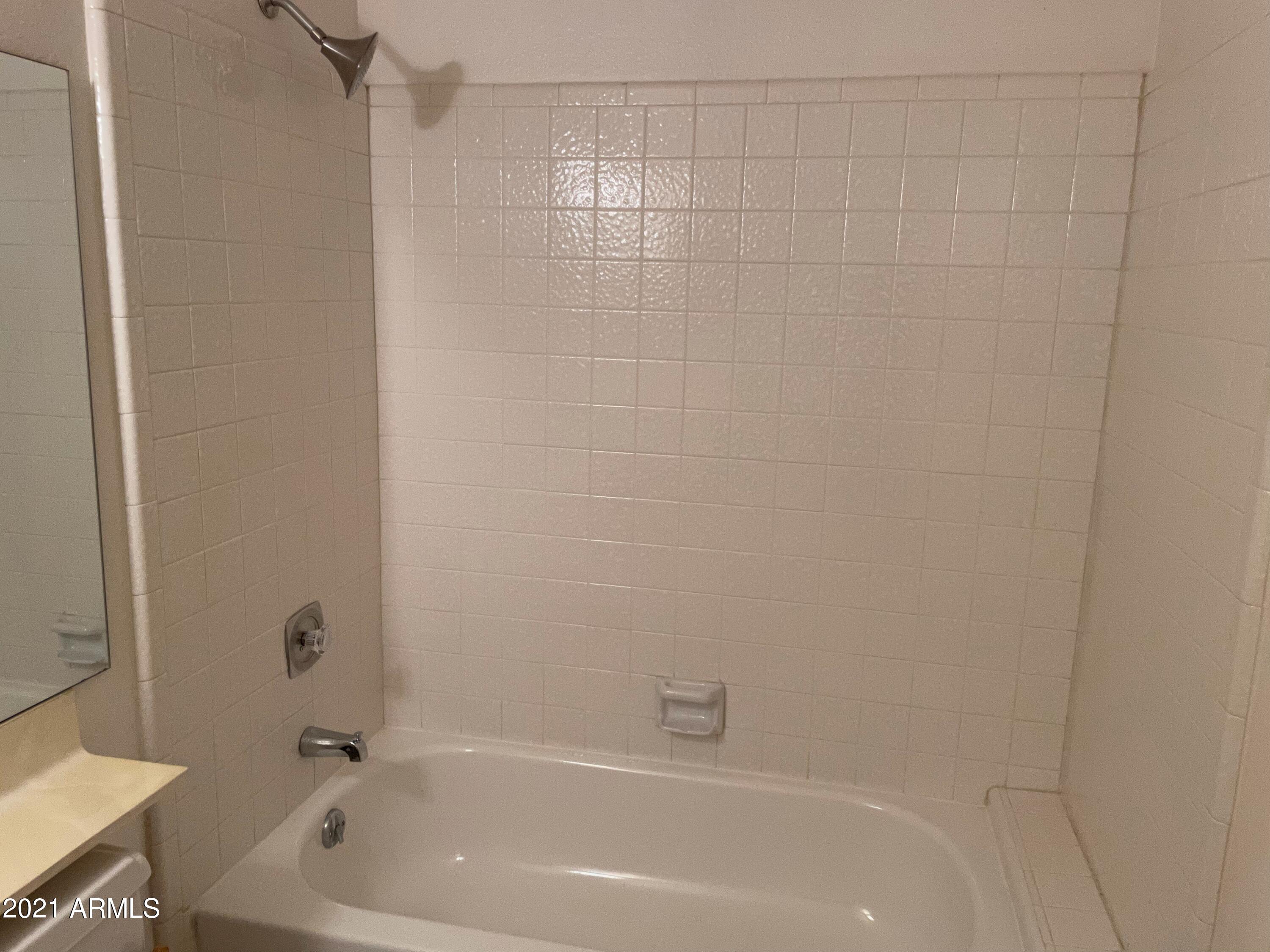 2461 West Hearn Road Phoenix, AZ 85023 - Photo 24 of 26 Full Hall Bath