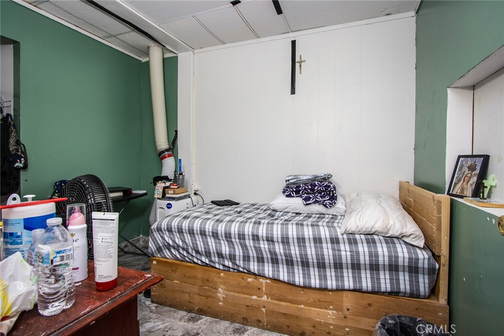 5929 Adobe Road Twentynine Palms, CA 92277 - Photo 19 of 33 a bedroom with two beds and painting on the wall