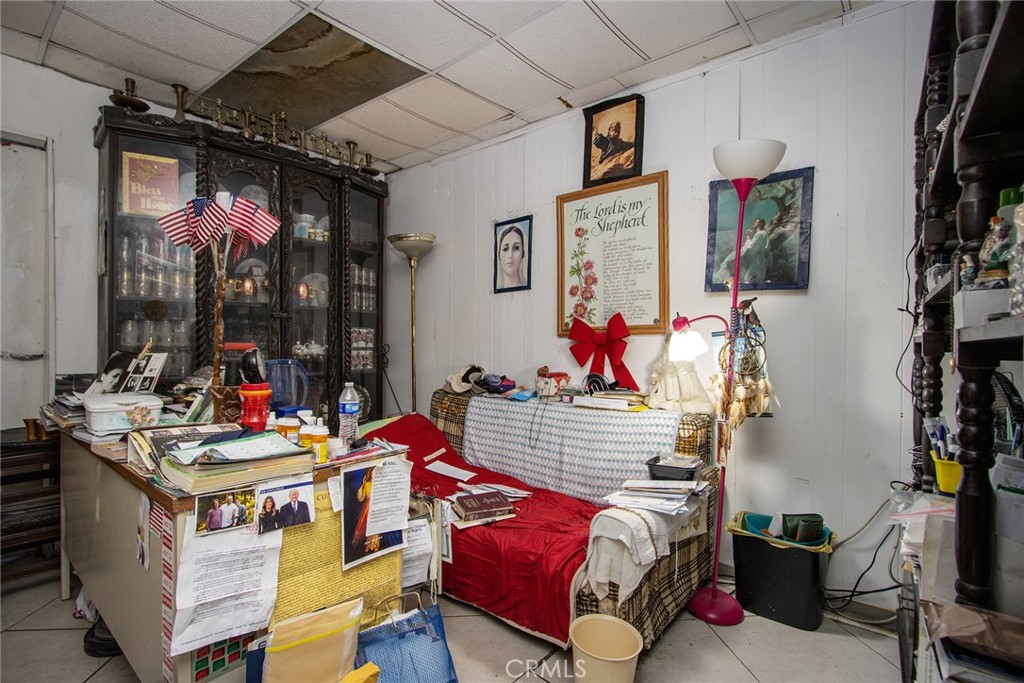 5929 Adobe Road Twentynine Palms, CA 92277 - Photo 20 of 33 a living room with furniture and a flat screen tv