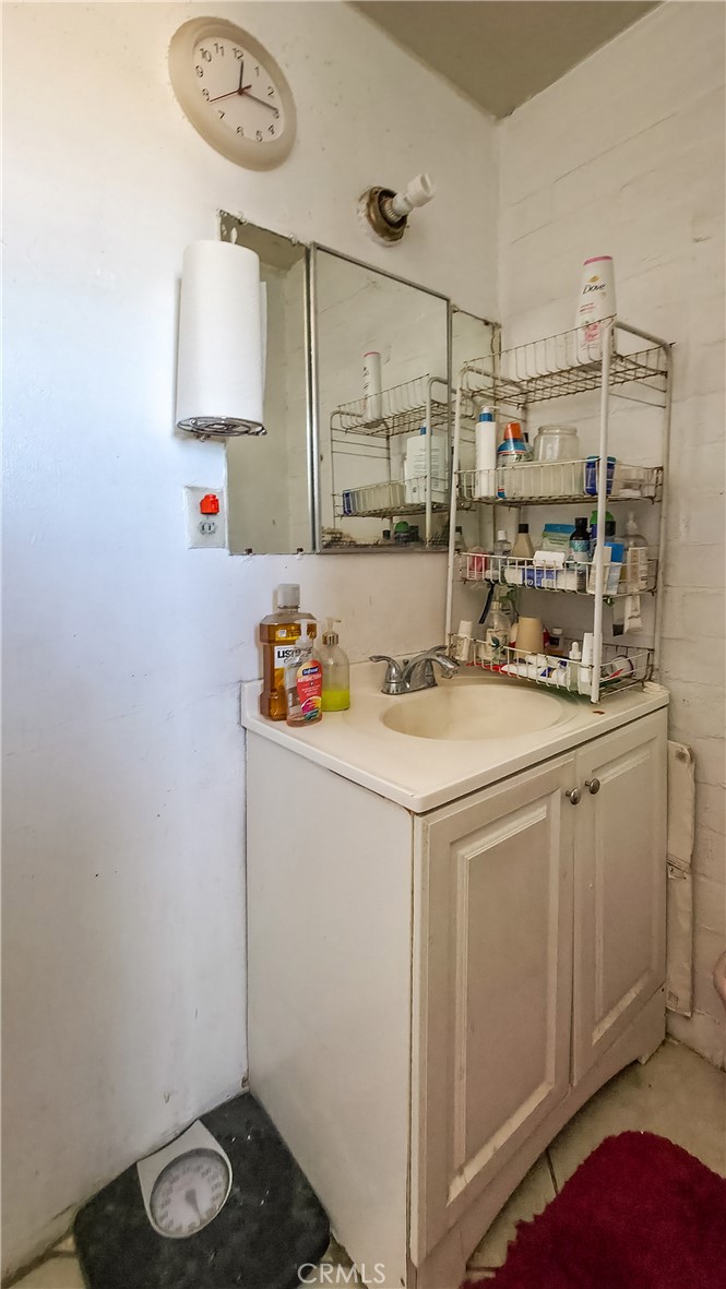 5929 Adobe Road Twentynine Palms, CA 92277 - Photo 25 of 33 a utility room with dryer and washer