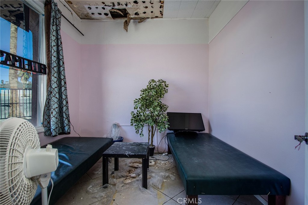 5929 Adobe Road Twentynine Palms, CA 92277 - Photo 6 of 33 a living room with furniture and a potted plant