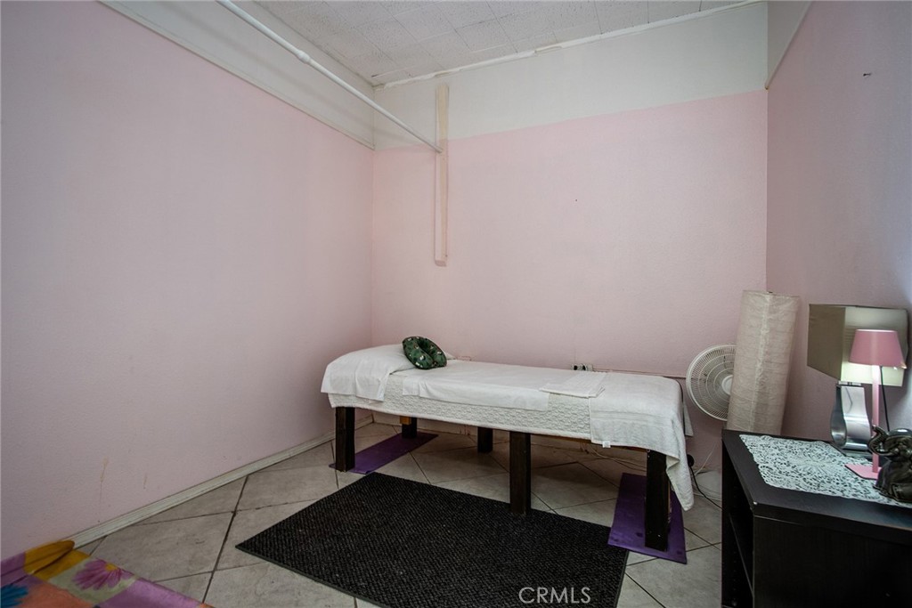 5929 Adobe Road Twentynine Palms, CA 92277 - Photo 8 of 33 a room with a table and chairs