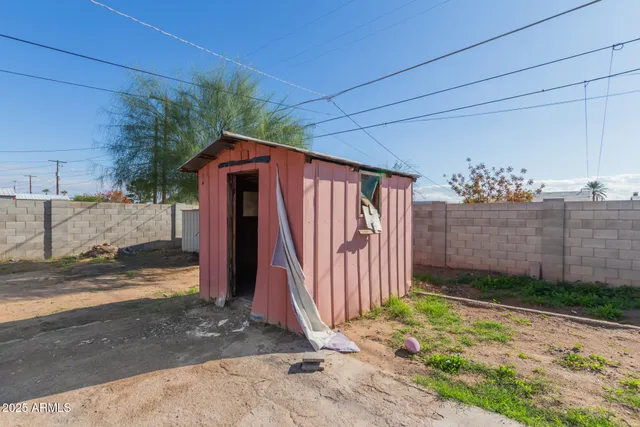 a view of a backyard