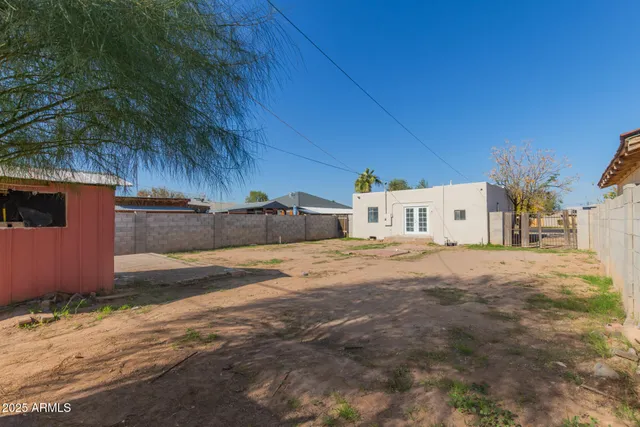 a view of a backyard