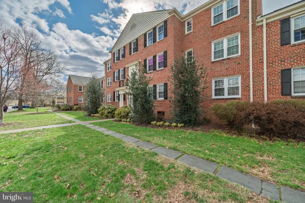 $300,000 | 1303 Belle View Boulevard, Unit B1, Alexandria, VA 22307